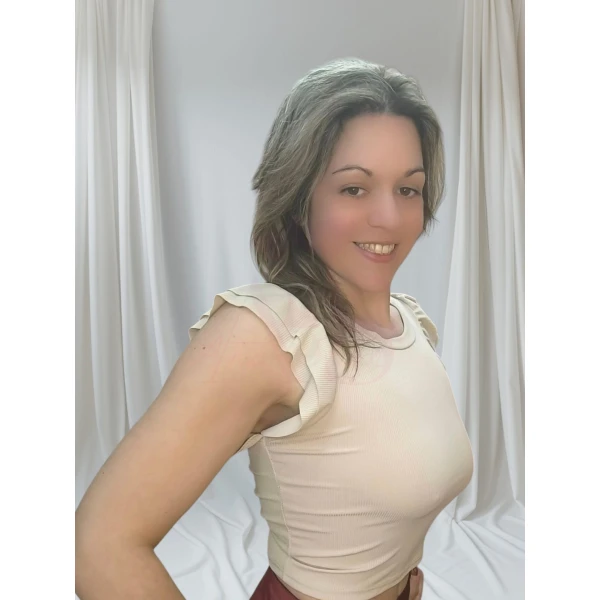 Camisola Lovely Fit em várias cores, com mangas de folhos.