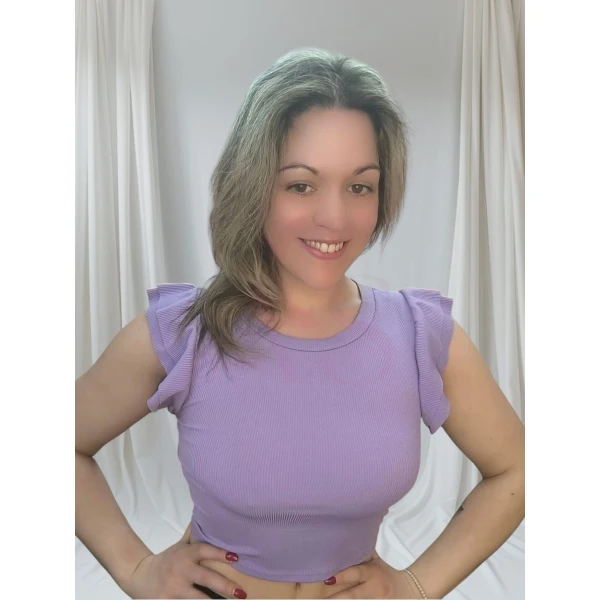 Camisola Lovely Fit em várias cores, com mangas de folhos.