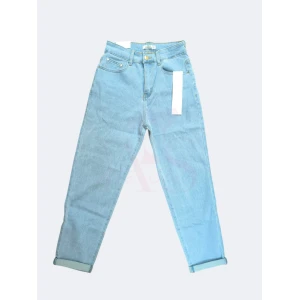 Calças Denim Elegance em ganga de alta qualidade, ideais para um look sofisticado e confortável.