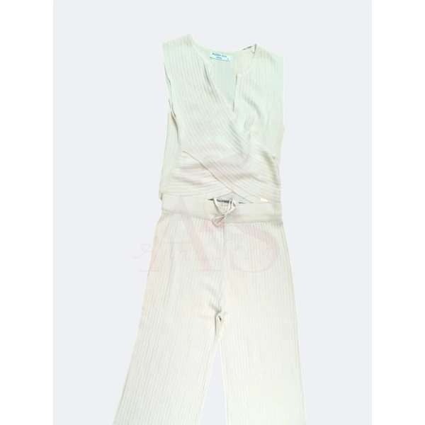 Conjunto elegante Moda Ana em três cores com malha canelada