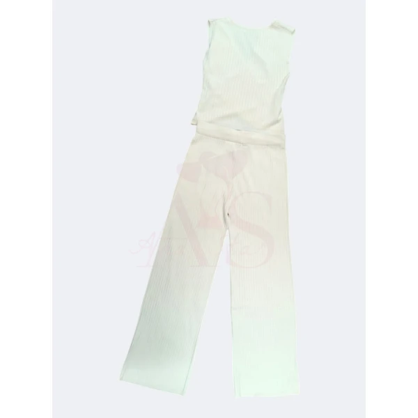 Conjunto elegante Moda Ana em três cores com malha canelada