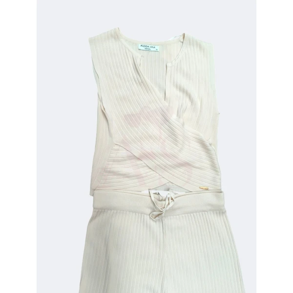 Conjunto elegante Moda Ana em três cores com malha canelada