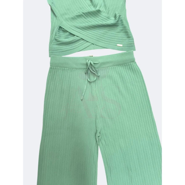 Conjunto elegante Moda Ana em três cores com malha canelada