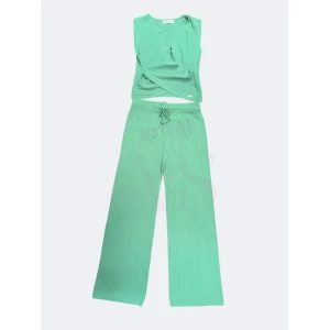 Conjunto elegante Moda Ana em três cores com malha canelada