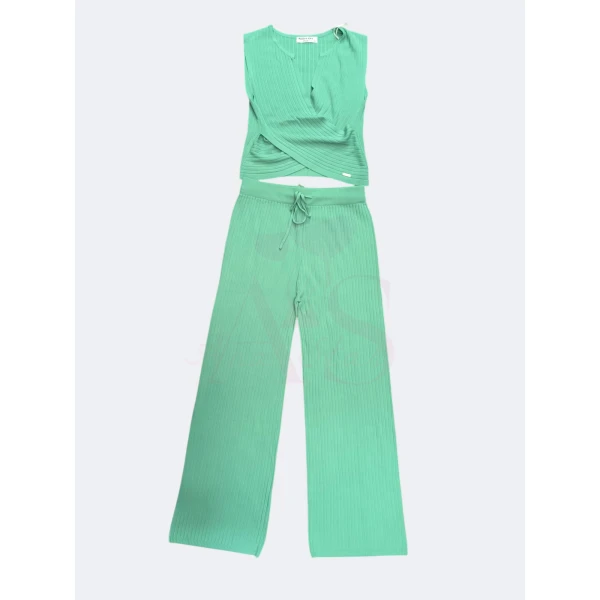 Conjunto elegante Moda Ana em três cores com malha canelada