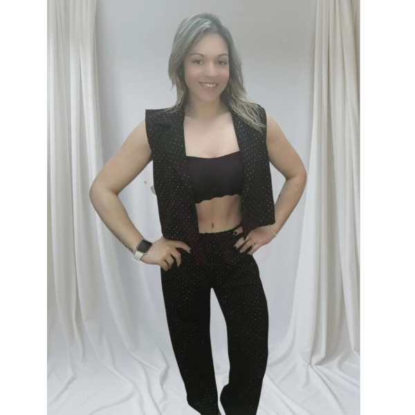 Conjunto Brilho Sofisticado em malha com brilhos, disponível em preto, azul e rosa