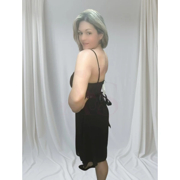 Vestido Laço Encanto curto com laço na cintura disponível em três cores