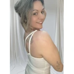 Vestido Branco Sensual Chic com corte justo, racha frontal e alças com correntes douradas