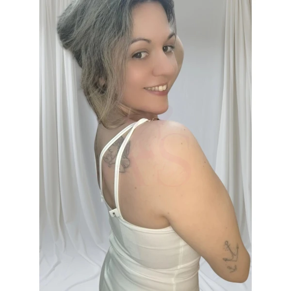 Vestido Branco Sensual Chic com corte justo, racha frontal e alças com correntes douradas