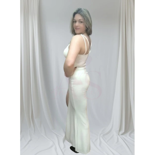 Vestido Branco Sensual Chic com corte justo, racha frontal e alças com correntes douradas