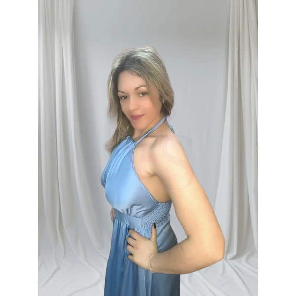 Vestido Elegância de Primavera em cetim para cerimónias.