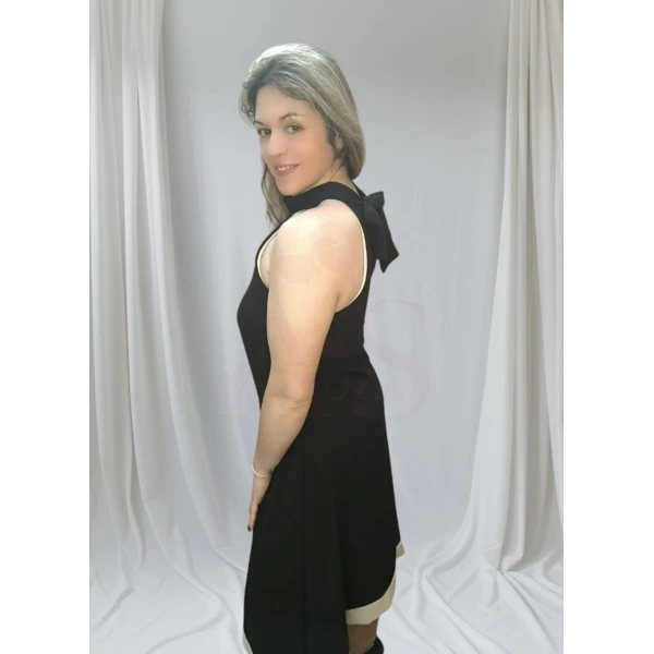 Mulher a usar o Vestido Laço Versátil em diferentes cores