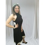 Mulher a usar o Vestido Laço Versátil em diferentes cores