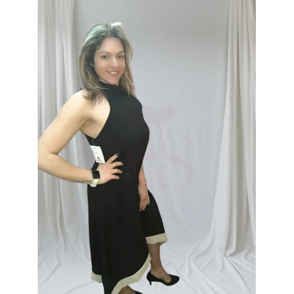 Mulher a usar o Vestido Laço Versátil em diferentes cores