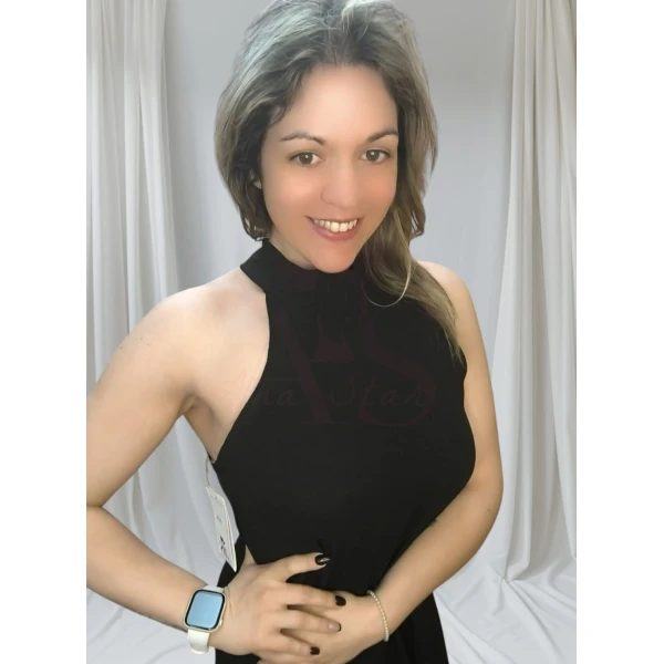 Mulher a usar o Vestido Laço Versátil em diferentes cores