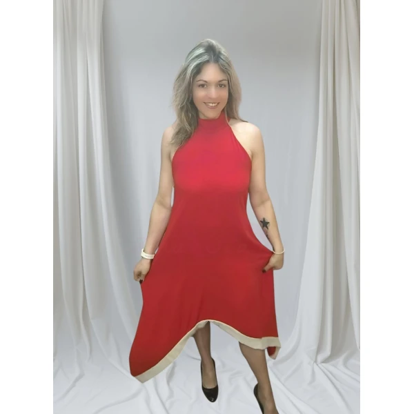 Mulher a usar o Vestido Laço Versátil em diferentes cores