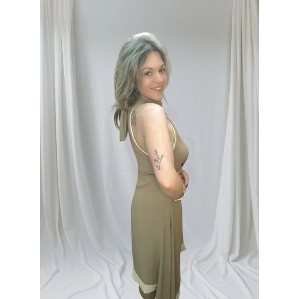 Mulher a usar o Vestido Laço Versátil em diferentes cores