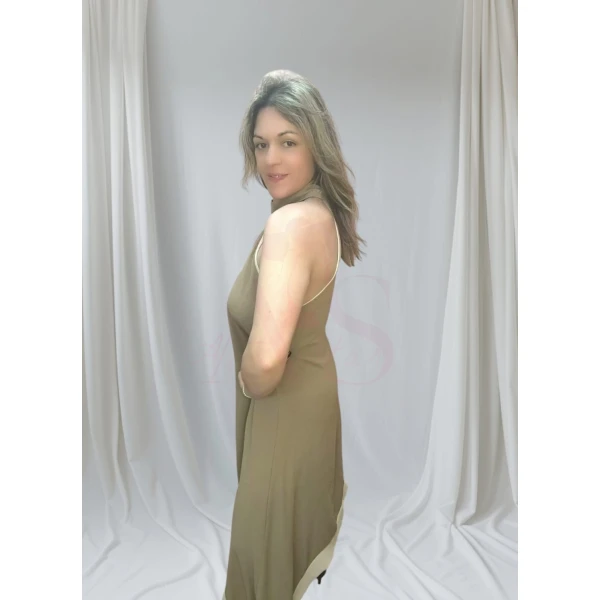 Mulher a usar o Vestido Laço Versátil em diferentes cores
