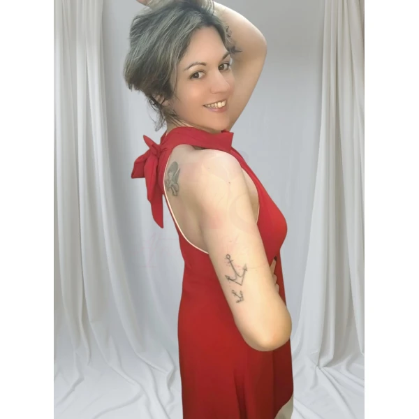 Mulher a usar o Vestido Laço Versátil em diferentes cores