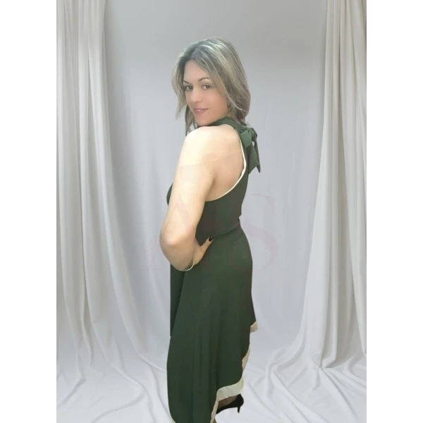 Mulher a usar o Vestido Laço Versátil em diferentes cores