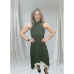 Mulher a usar o Vestido Laço Versátil em diferentes cores