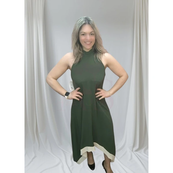 Mulher a usar o Vestido Laço Versátil em diferentes cores