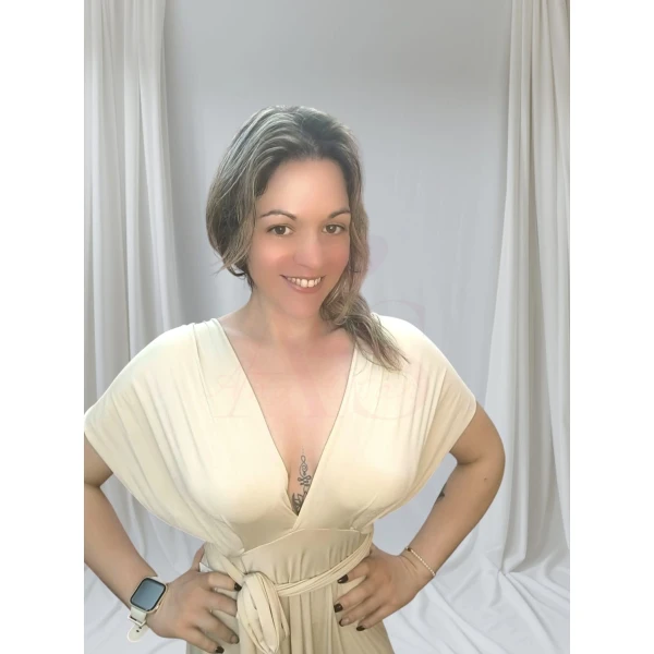 Vestido Versátil Elegante em diferentes formas de uso.