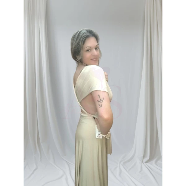 Vestido Versátil Elegante em diferentes formas de uso.