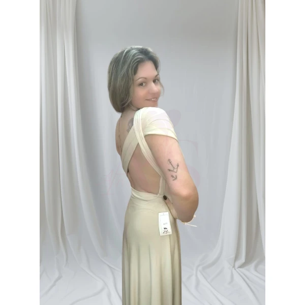 Vestido Versátil Elegante em diferentes formas de uso.