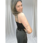 Pantalonas Aura Sofisticada disponíveis em preto, cinzento escuro e bege claro