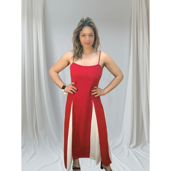 Vestido elegante com alças ajustáveis, costas com elástico e recortes laterais claros