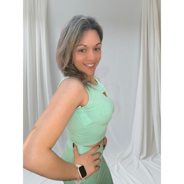 Conjunto Pretty Canelado Glam disponível em várias cores vibrantes, composto por top e saia midi com detalhes dourados e racha lateral.