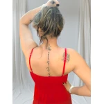 Vestido elegante com alças ajustáveis, costas com elástico e recortes laterais claros