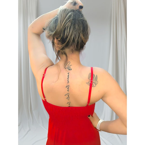 Vestido elegante com alças ajustáveis, costas com elástico e recortes laterais claros