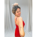 Vestido elegante com alças ajustáveis, costas com elástico e recortes laterais claros