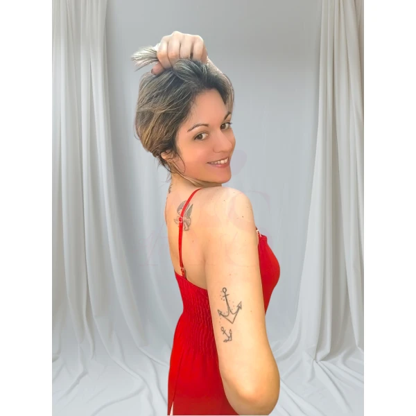 Vestido elegante com alças ajustáveis, costas com elástico e recortes laterais claros