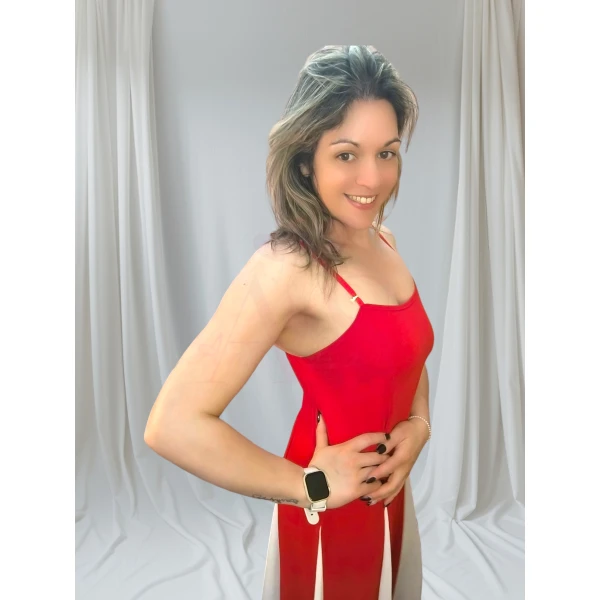 Vestido elegante com alças ajustáveis, costas com elástico e recortes laterais claros