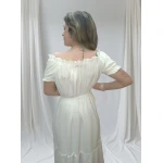Vestido encanto suave branco midi com decote ciganinha e detalhe de folhos