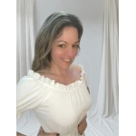 Vestido encanto suave branco midi com decote ciganinha e detalhe de folhos