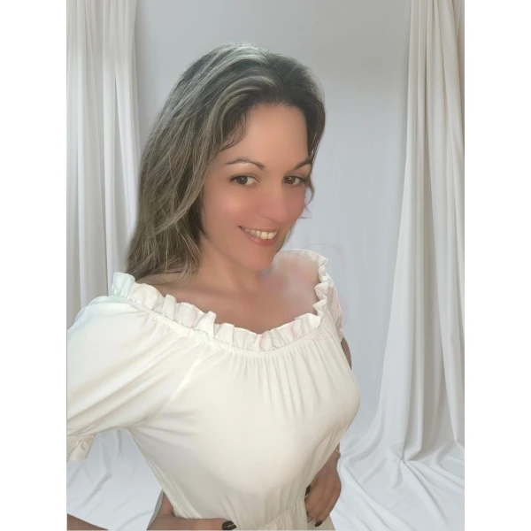Vestido encanto suave branco midi com decote ciganinha e detalhe de folhos