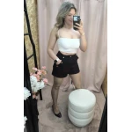 Calções Look de Poder com cintura subida e botões frontais em bege e preto