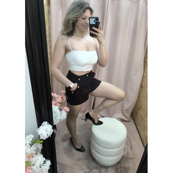 Calções Look de Poder com cintura subida e botões frontais em bege e preto