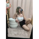 Calções Look de Poder com cintura subida e botões frontais em bege e preto