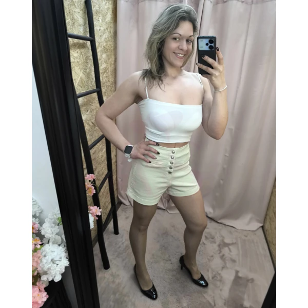 Calções Look de Poder com cintura subida e botões frontais em bege e preto