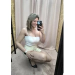 Calções Look de Poder com cintura subida e botões frontais em bege e preto