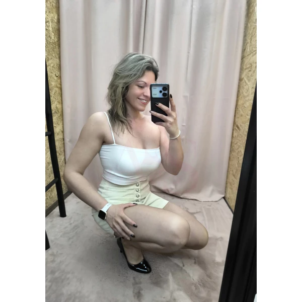 Calções Look de Poder com cintura subida e botões frontais em bege e preto