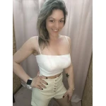 Calções femininos com cintura subida e botões decorativos, disponíveis nas cores bege e preto. Corte elegante que realça a silhueta e oferece um visual moderno e confiante.