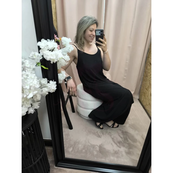 Vestido Preto com Estilo de alças finas e corte fluido