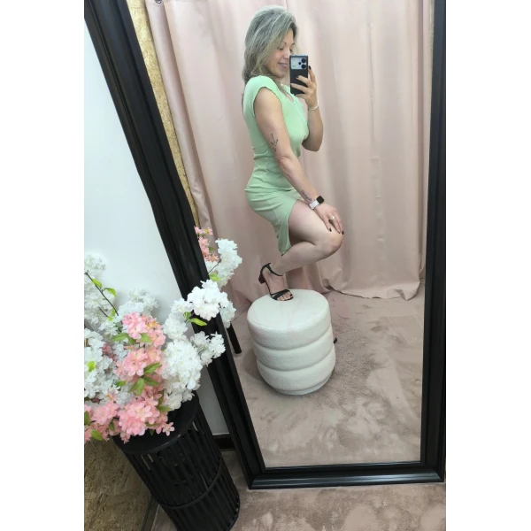 Vestido em malha leve na versão bege e verde pastel, modelo Robe côtelée esprit femme