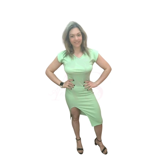 Vestido em malha leve na versão bege e verde pastel, modelo Robe côtelée esprit femme
